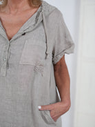 Bequemes Kleid im Materialmix mit Spitze verziert