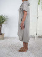 Bequemes Kleid im Materialmix mit Spitze verziert