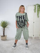 bequemes Shirt mit großem Schriftzug und Gurtband