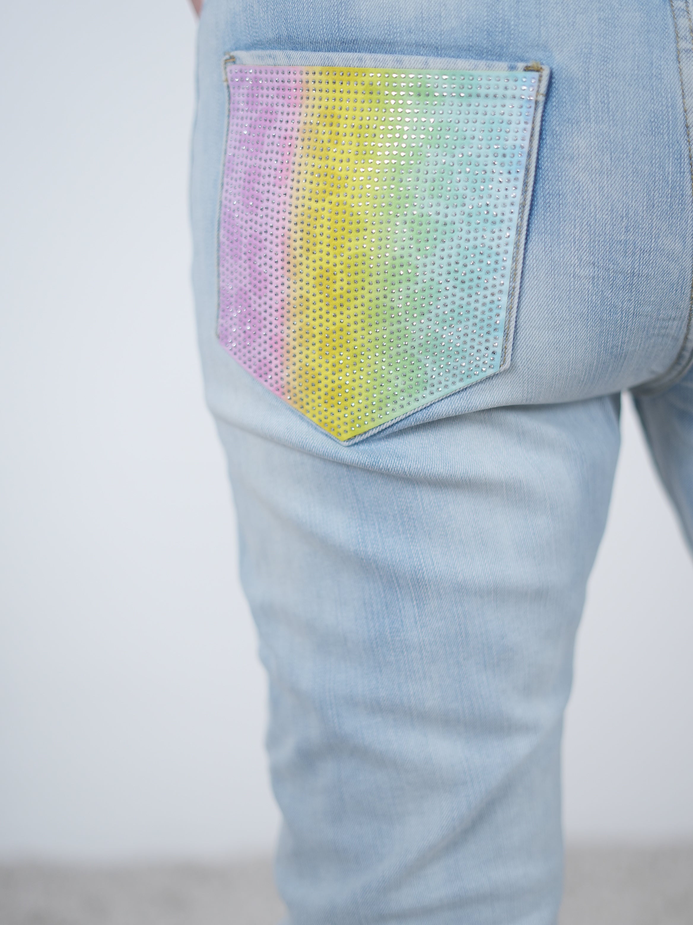 Blue Jeans mit bunten Taschen