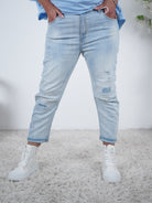 Blue Jeans mit bunten Taschen