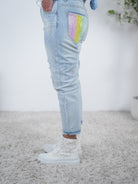 Blue Jeans mit bunten Taschen