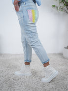 Blue Jeans mit bunten Taschen