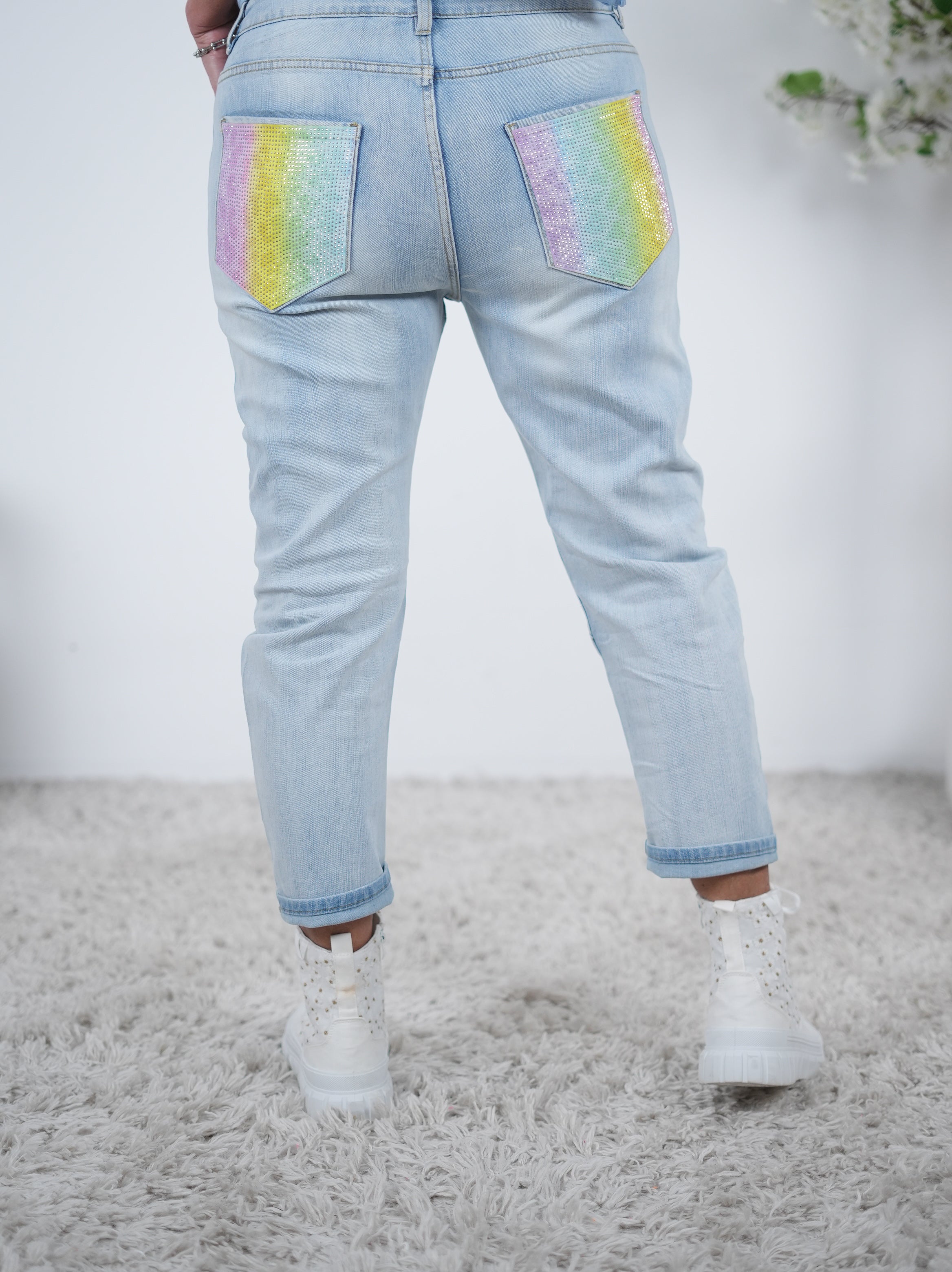 Blue Jeans mit bunten Taschen