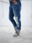 Seitliche Ansicht der Blue Jeans.