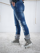 seitliche Ansicht der Blue Jeans. Die helle Waschung kommt zur Geltung.