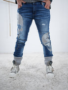 Frontansicht der Blue Jeans. Lässige Passform mit silbernen Skulls verziert.