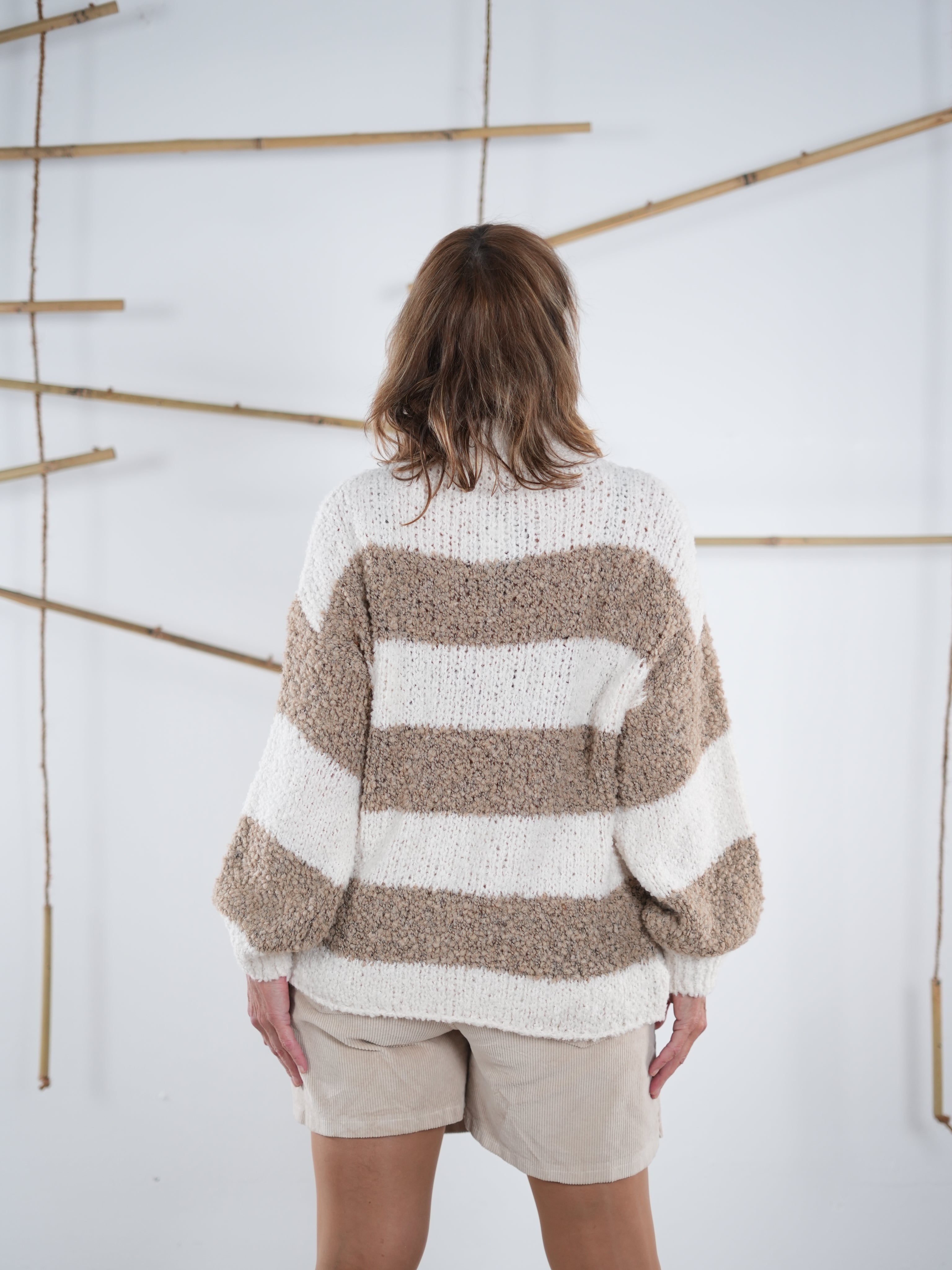 Rückansicht des Strickpullis mit Blockstreifen. 