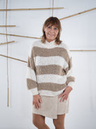 to ma boucle Strickpulli mit großen Blockstreifen in beige und wollweiß. Gemütlicher Look, perfekt für den Alltag.