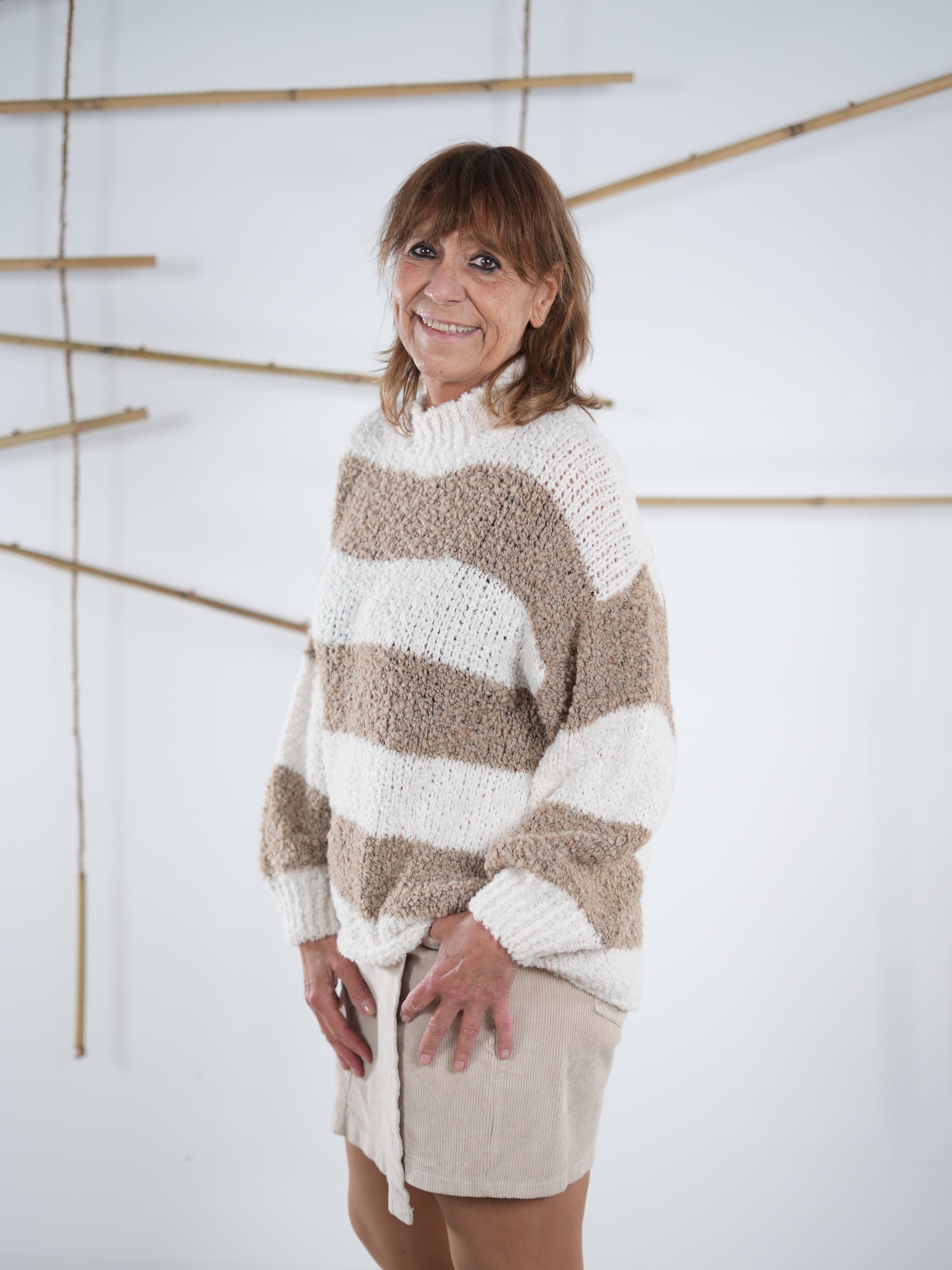 Seitlicher Blick auf den Boucle Strickpulli mit Blockstreifen 