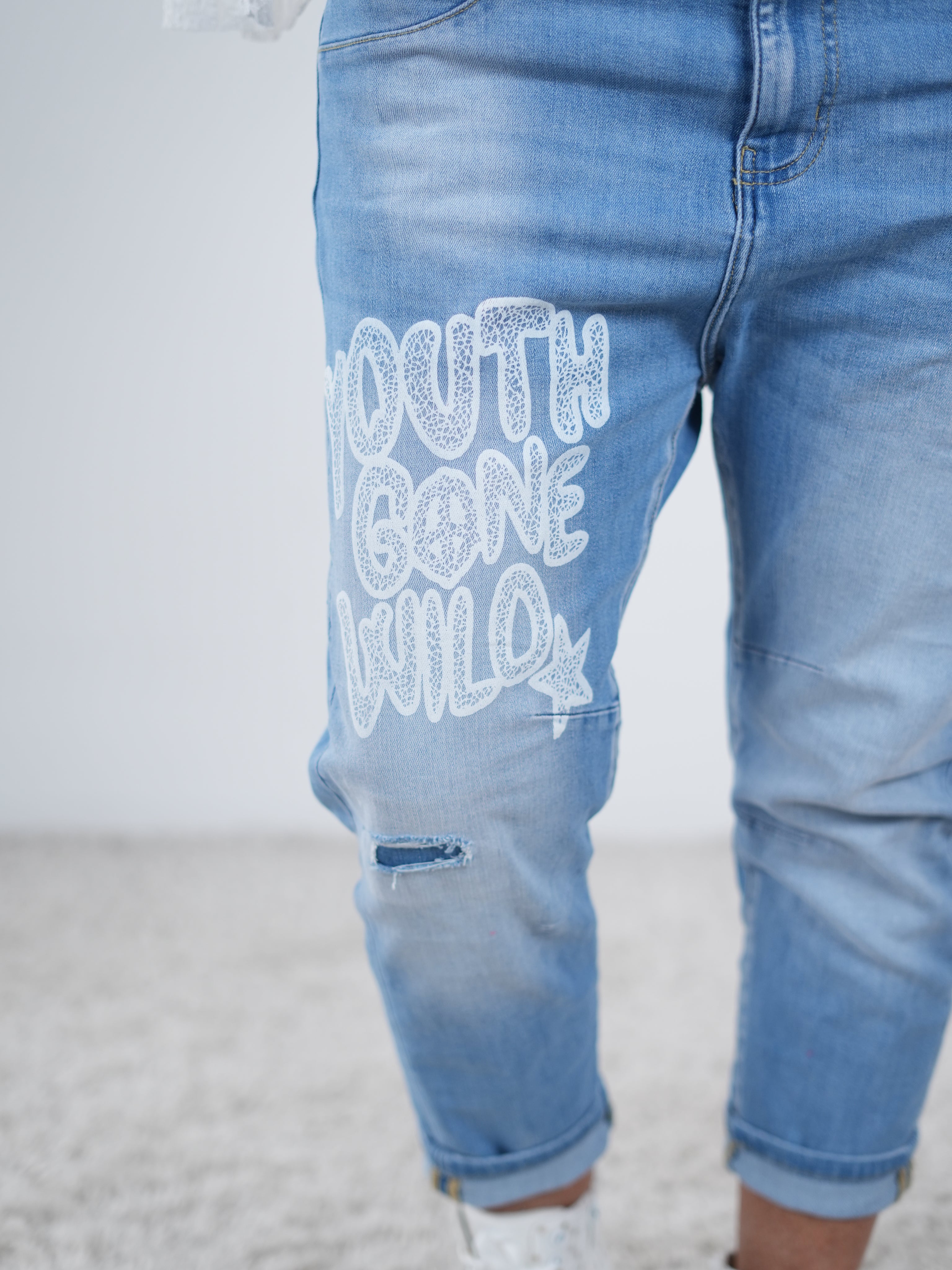 Boyfriend Jeans mit Schriftzug "wild" im destroyed Look