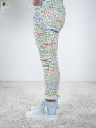 Bunte Jogpant im Leo Look