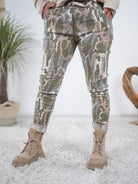 Camouflage Jogpant mit seitlichen Eingrifftaschen