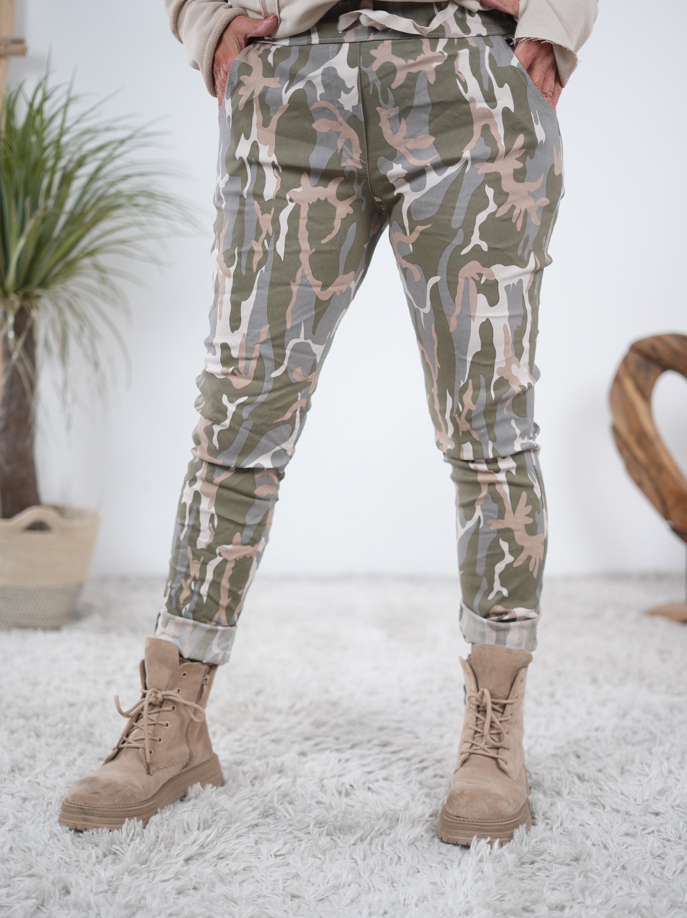 Camouflage Jogpant mit seitlichen Eingrifftaschen