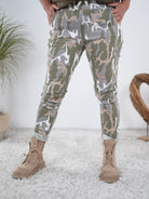 Camouflage Jogpant mit seitlichen Eingrifftaschen