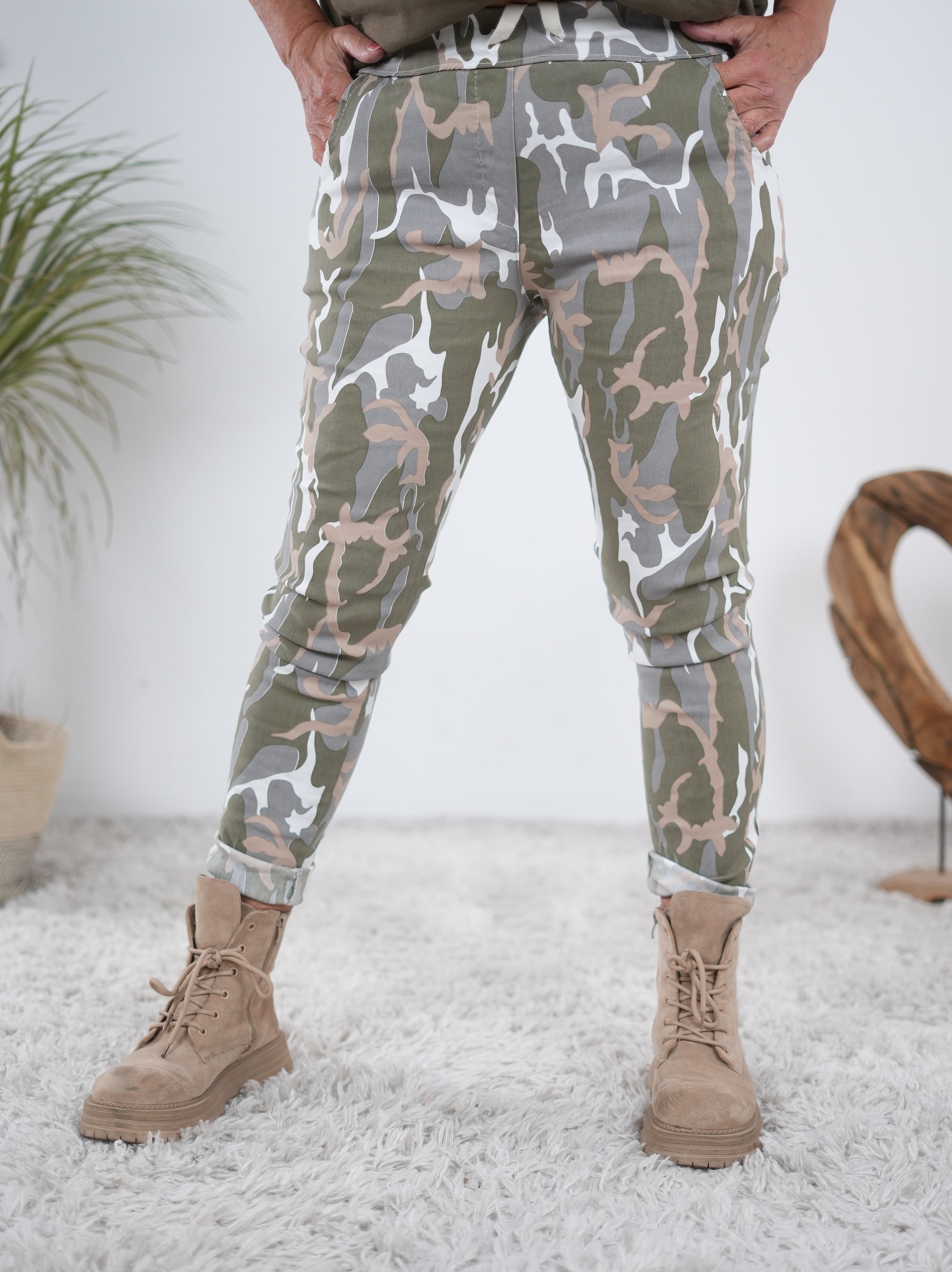 Camouflage Jogpant mit seitlichen Eingrifftaschen