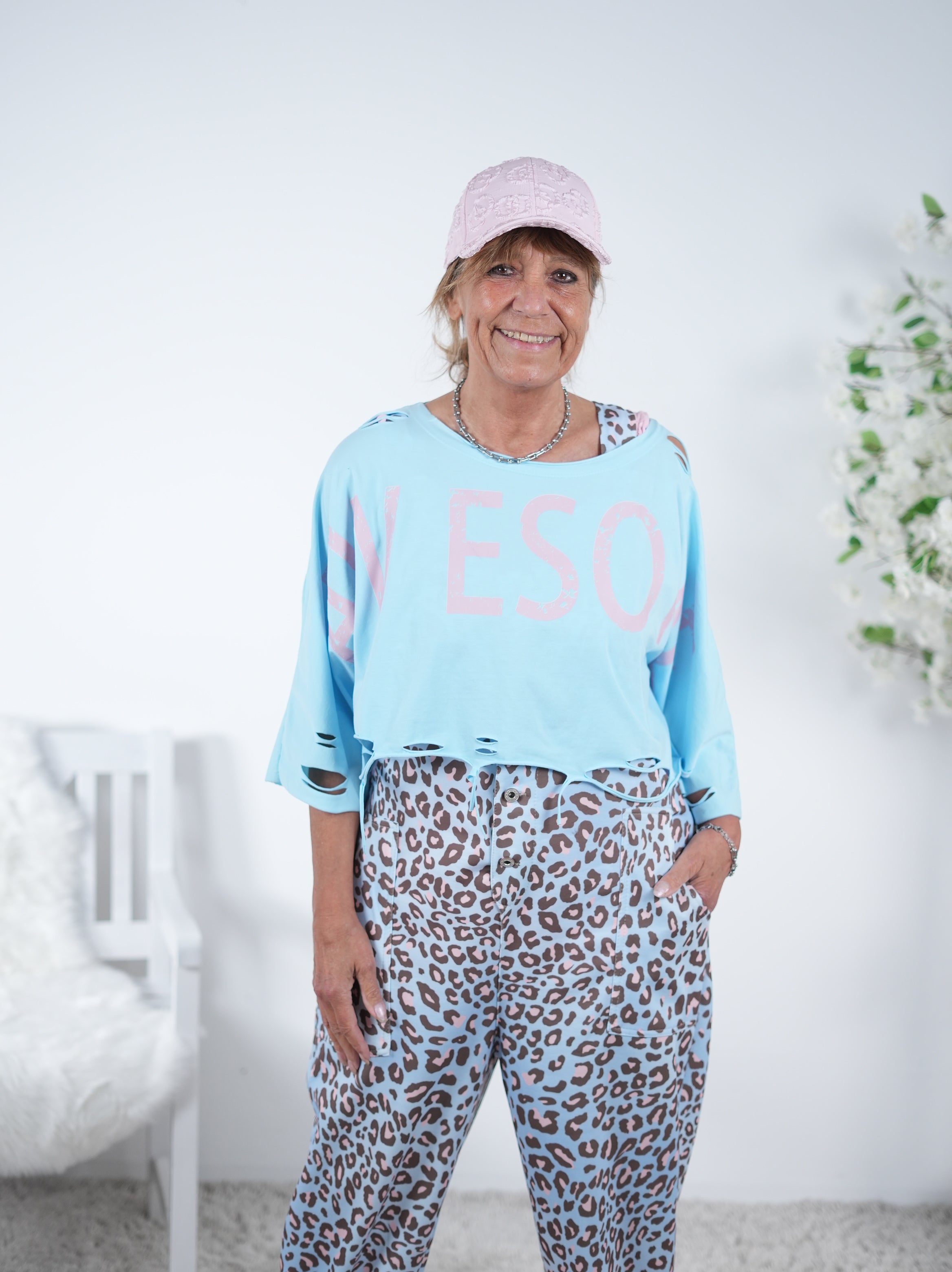 Crop Shirt im destroyed Look und Schriftzug One Size (ca Gr. 38 "oversize"-42 44) Blau