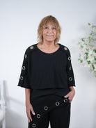 Crop Shirt mit Ösen verziert