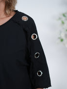 Crop Shirt mit Ösen verziert