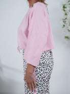 Crop Shirt mit Totenkopf Print und Strasssteinen