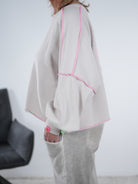 Crop Sweaty mit bunten Außennähten