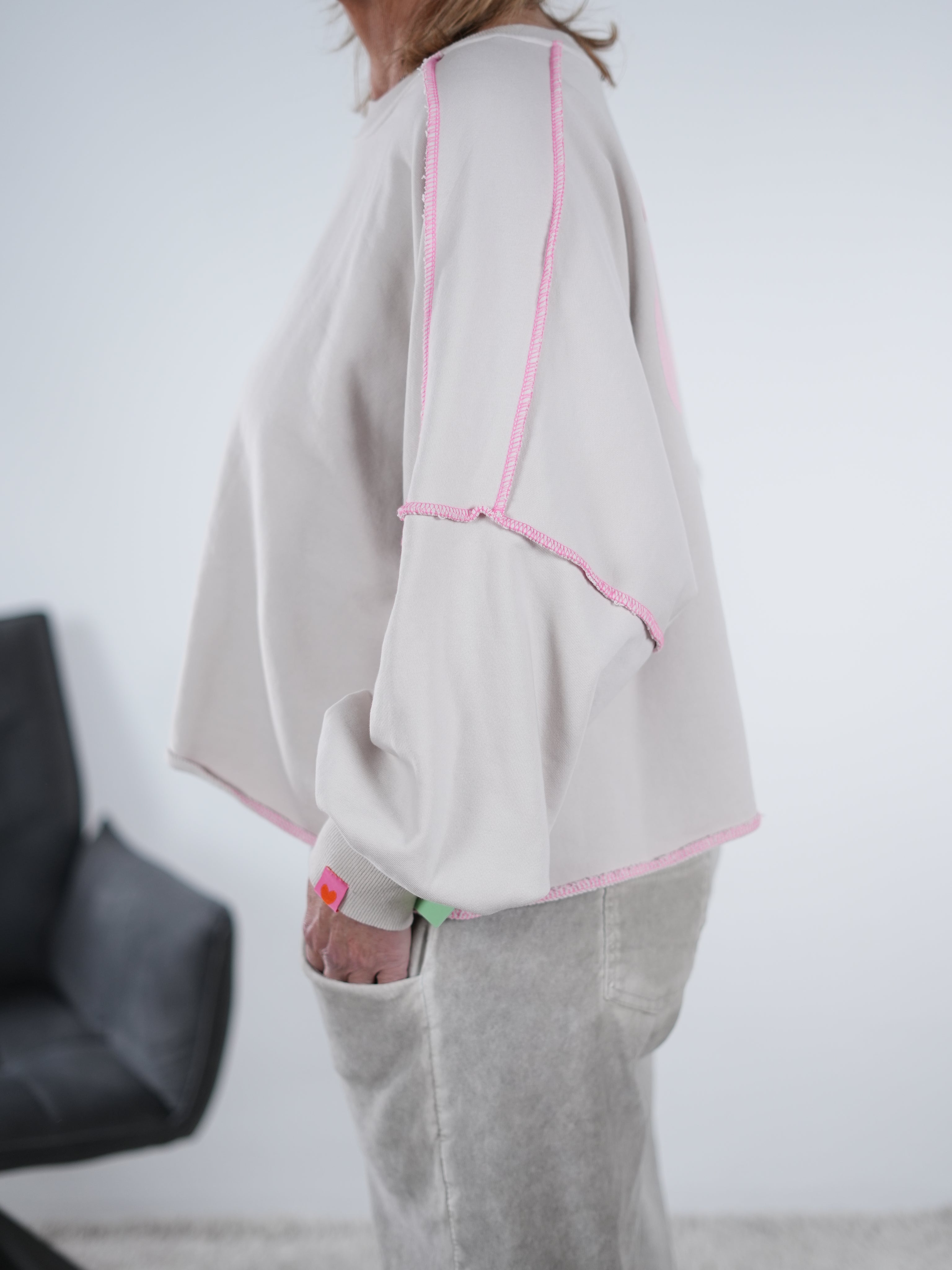 Crop Sweaty mit bunten Außennähten