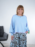 Crop Sweaty mit bunten Außennähten