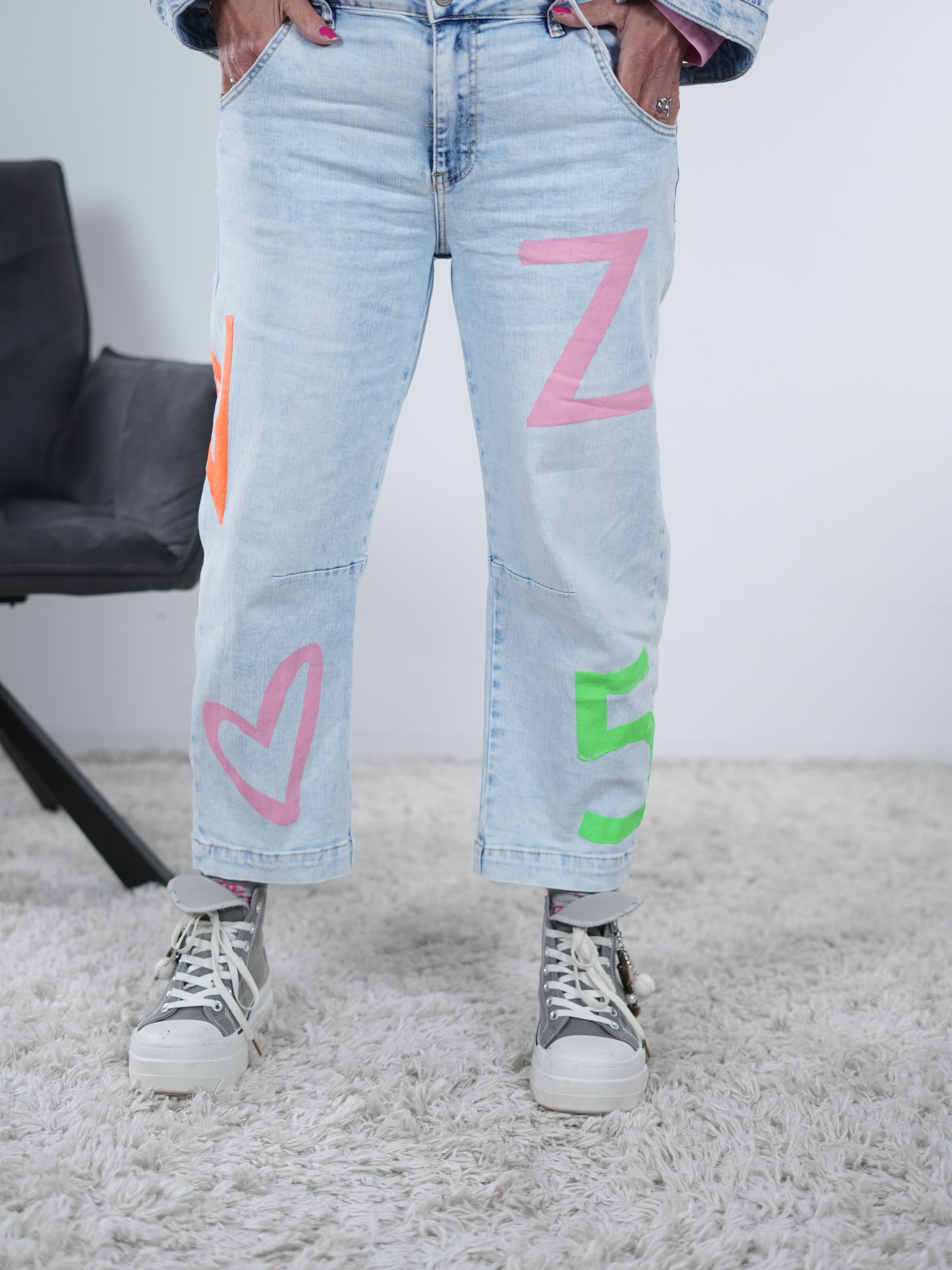 Culotte Jeans mit bunten Buchstaben