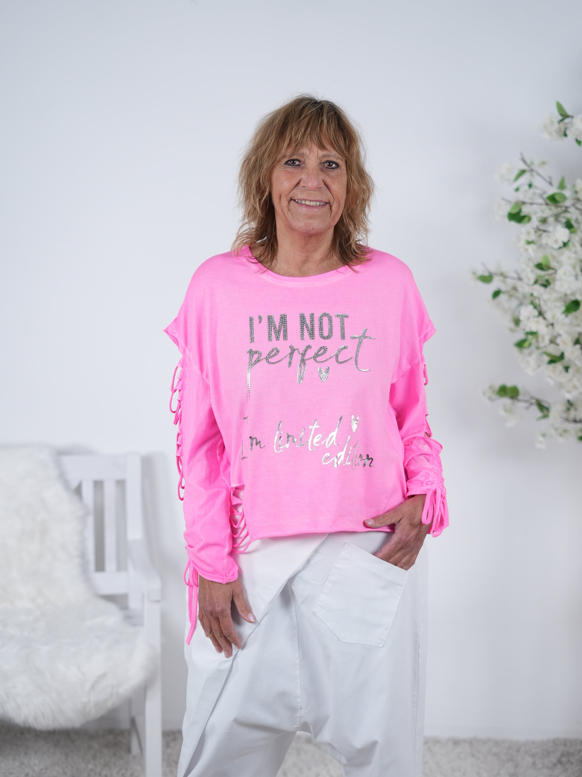 destroyed Shirt mit markantem Schriftzug Einheitsgröße (ca Gr. 38 "oversize"-42) Neon Pink