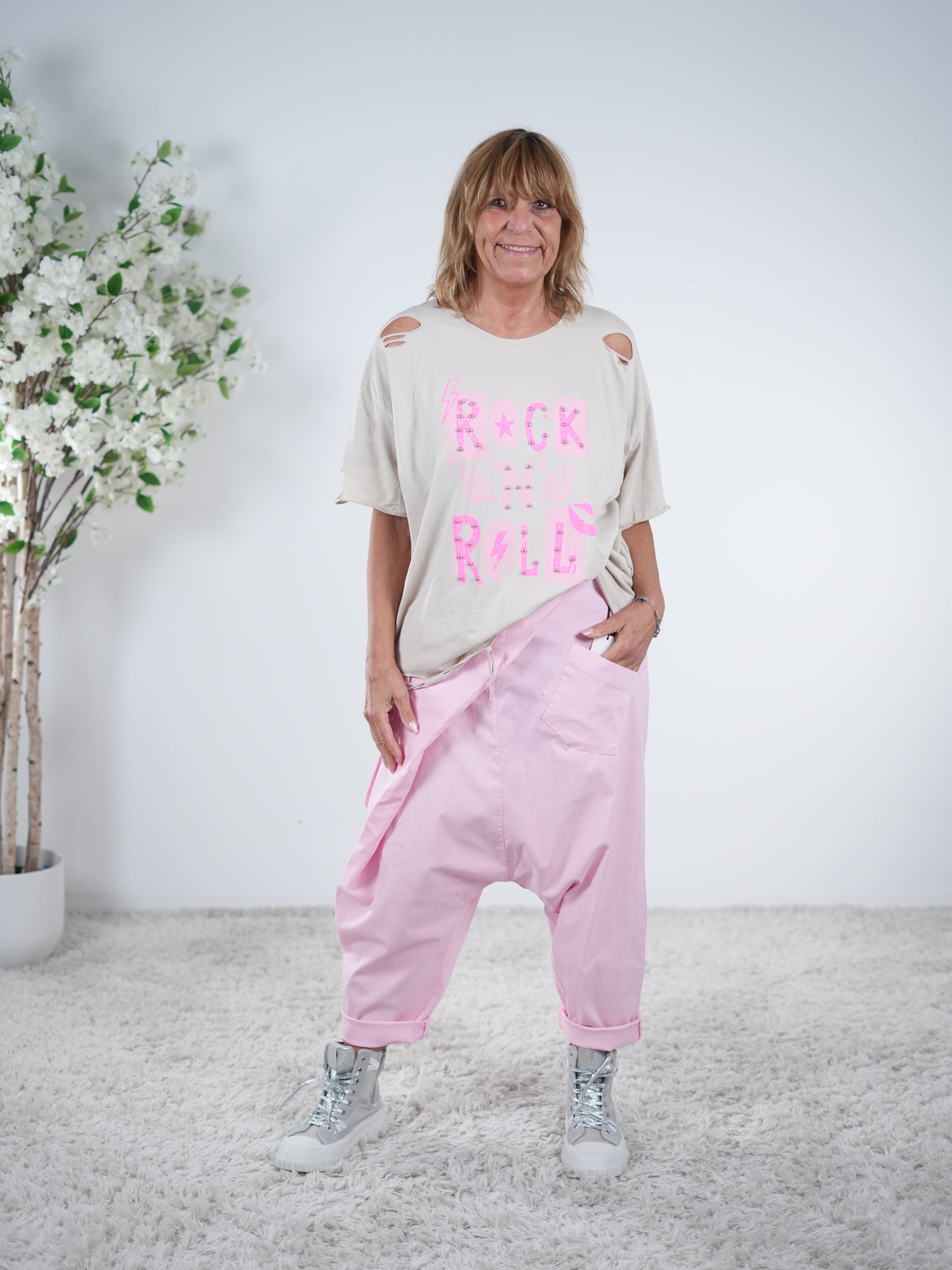 Destroyed Shirt mit Print und Nieten verziert