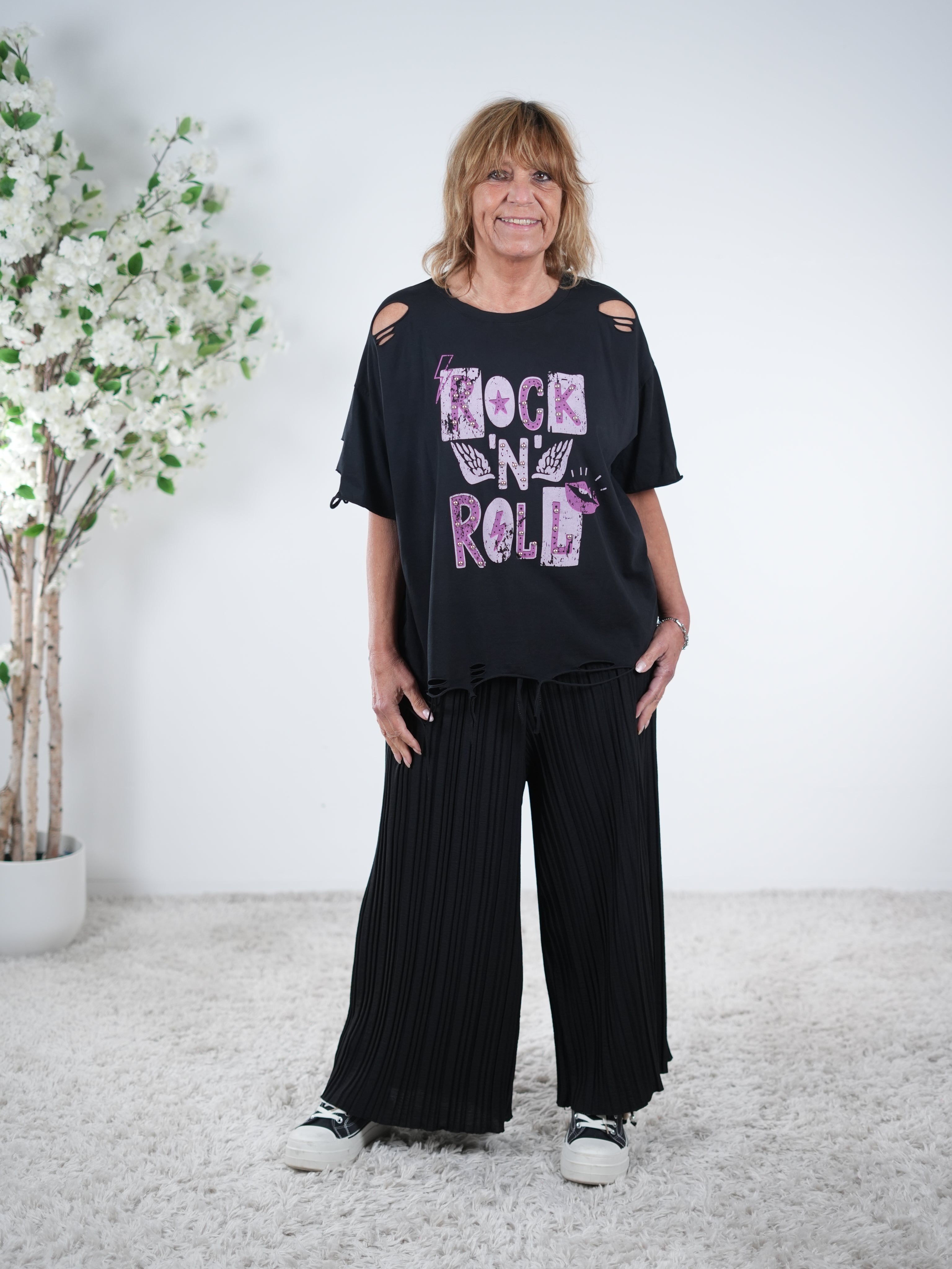 Destroyed Shirt mit Print und Nieten verziert