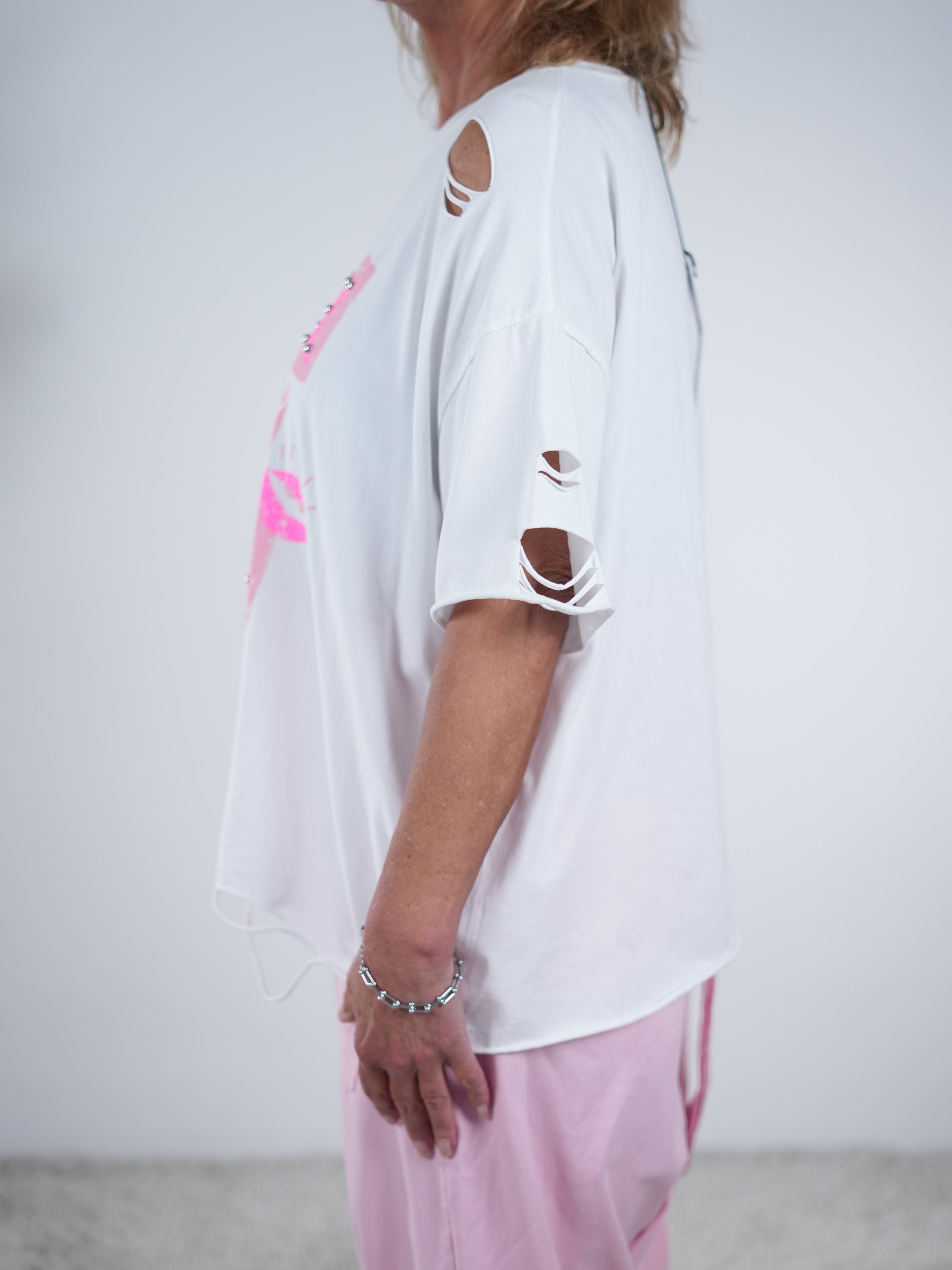 Destroyed Shirt mit Print und Nieten verziert