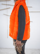 Super süße flauschige Weste von Marion getragen. Detaillierte Aufnahme der Seite