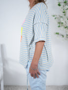 gestreiftes Shirt mit überschnittenem Arm und Schriftzug