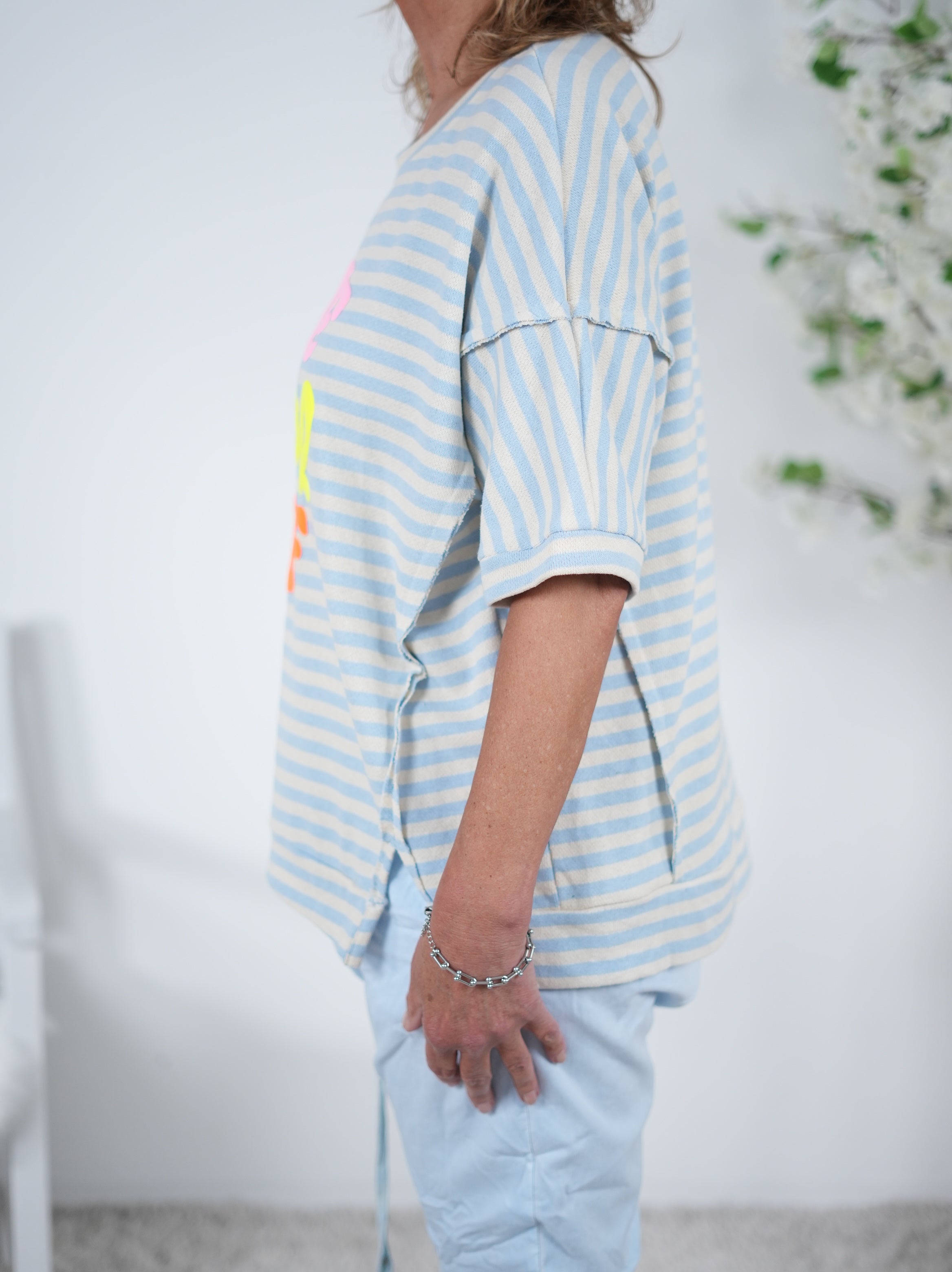 gestreiftes Shirt mit überschnittenem Arm und Schriftzug