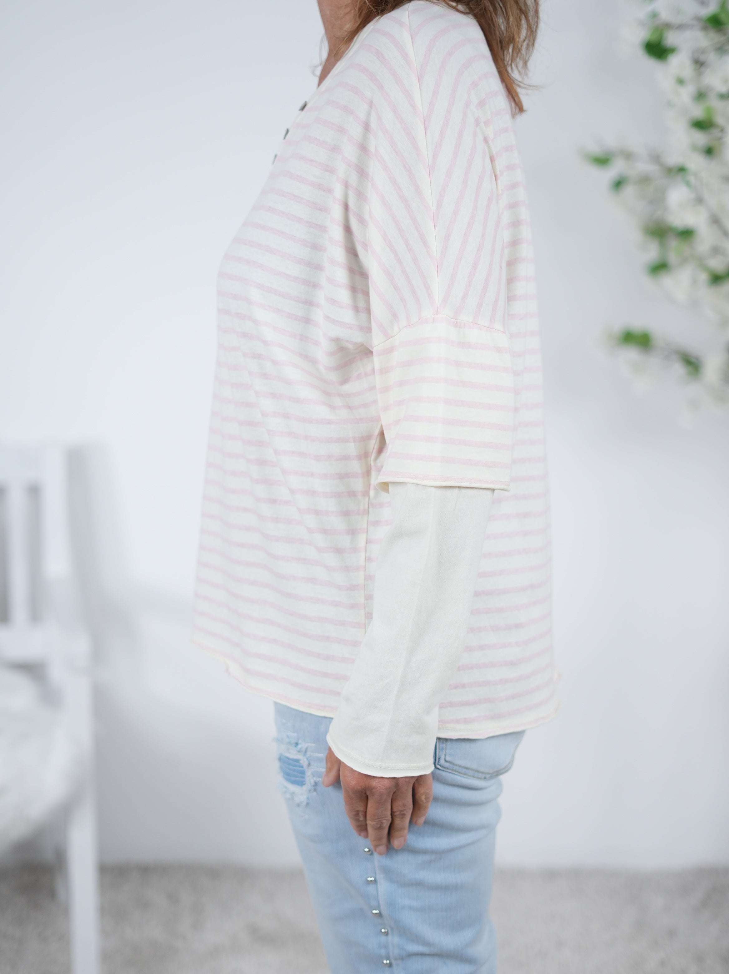 gestreiftes Shirt mit V-Ausschnitt