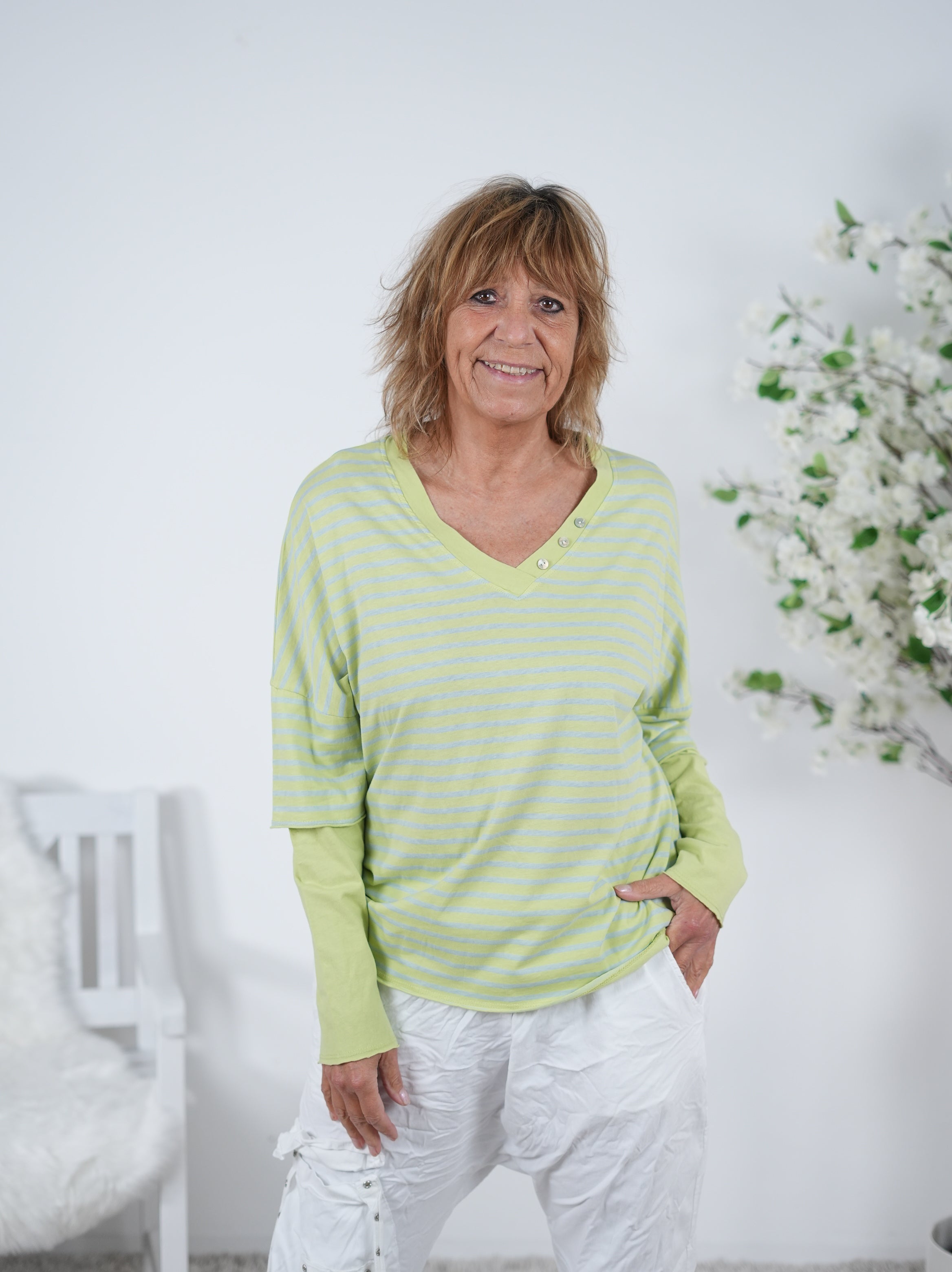 gestreiftes Shirt mit V-Ausschnitt One Size (ca Gr. 38-42) Grün