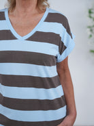 Gestreiftes T-Shirt Kleid mit V-Ausschnitt