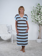 Gestreiftes T-Shirt Kleid mit V-Ausschnitt