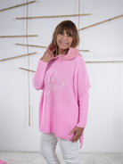 Rosafarbener Grobstrickpulli mit längerem Rückenteil und grober Strickoptik