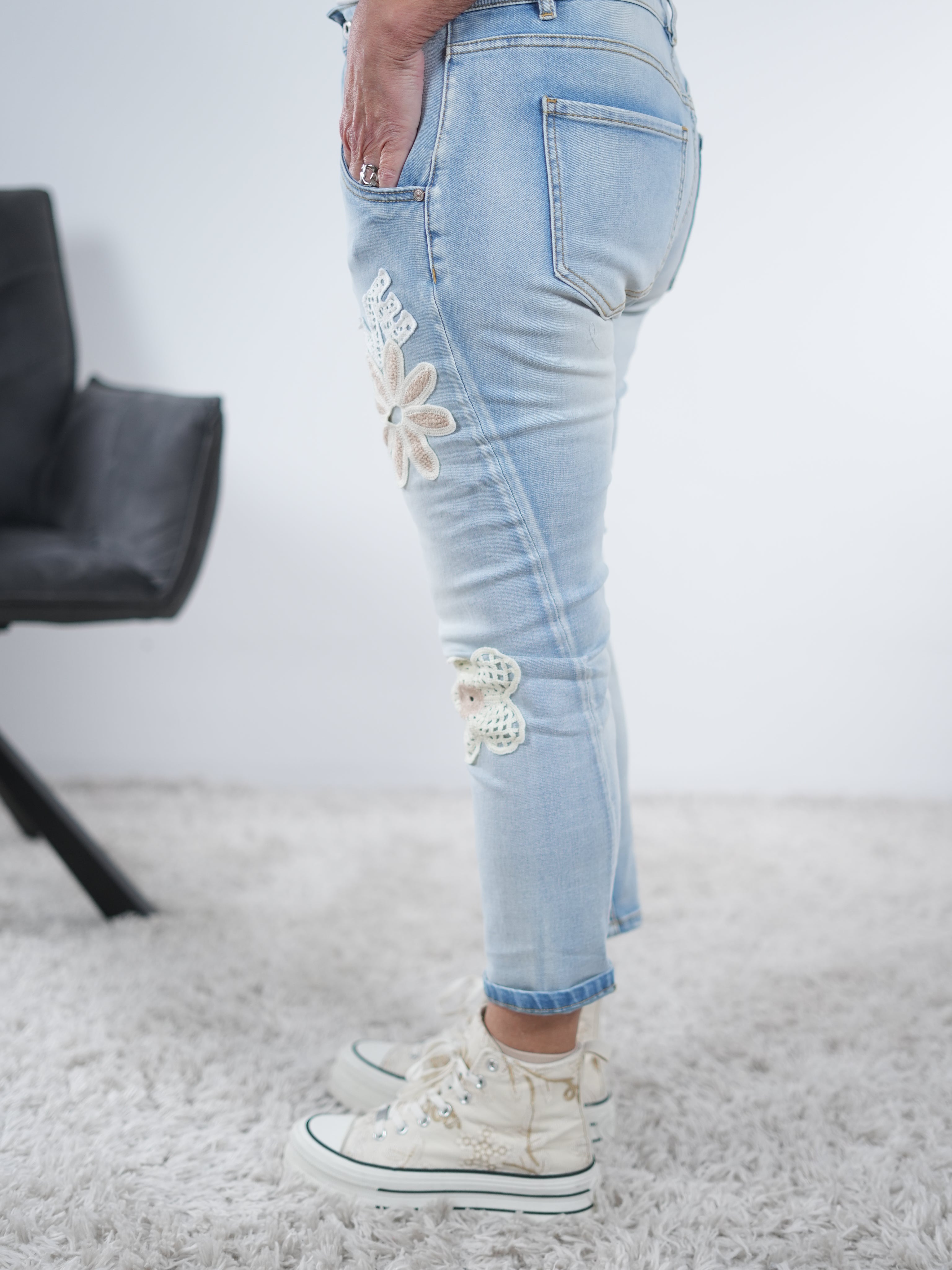 Hellblaue Jeans mit Blumen Applikationen