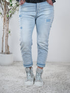 helle Jeans mit Nieten verziert