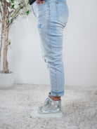 helle Jeans mit Nieten verziert