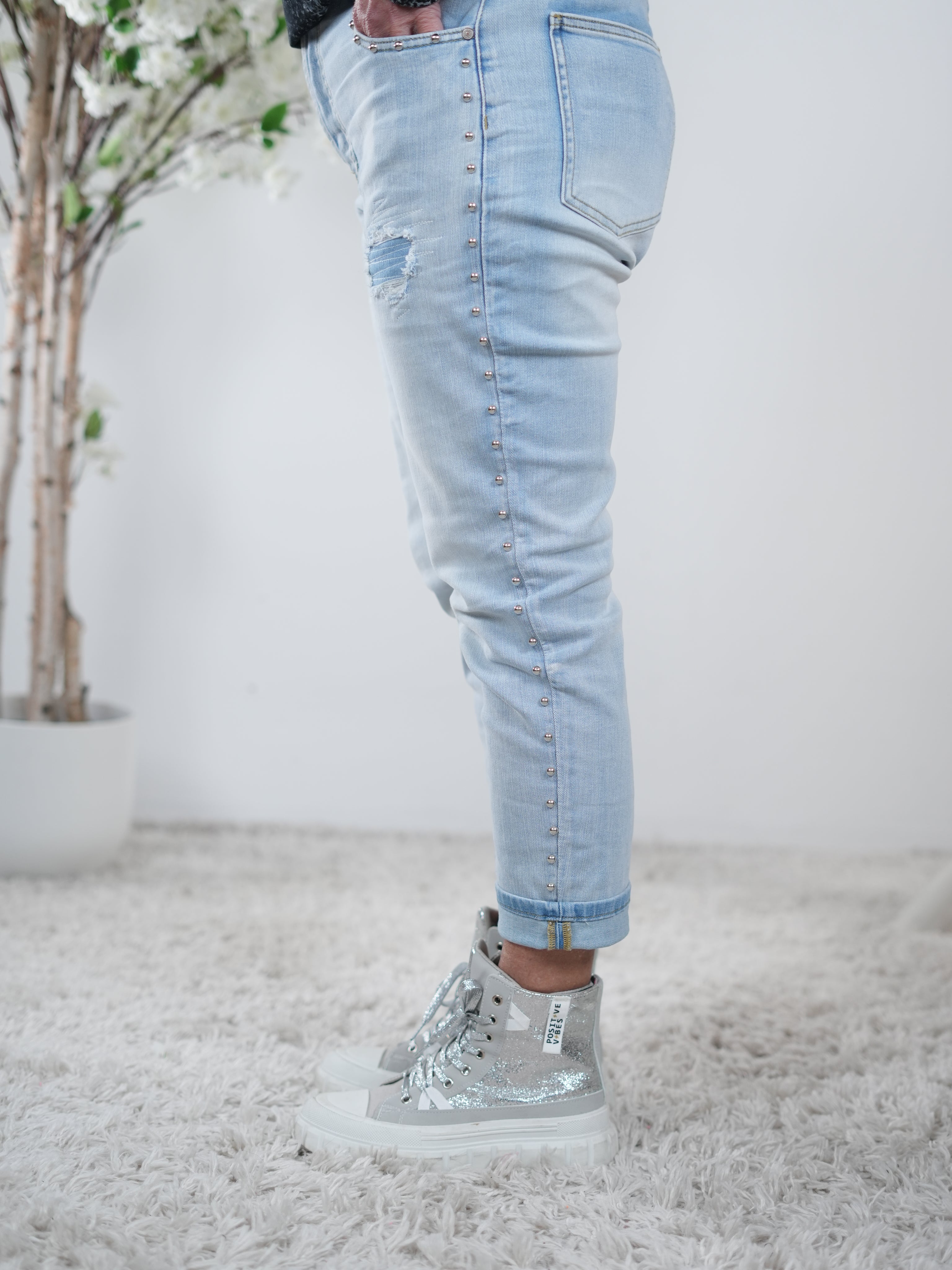 helle Jeans mit Nieten verziert