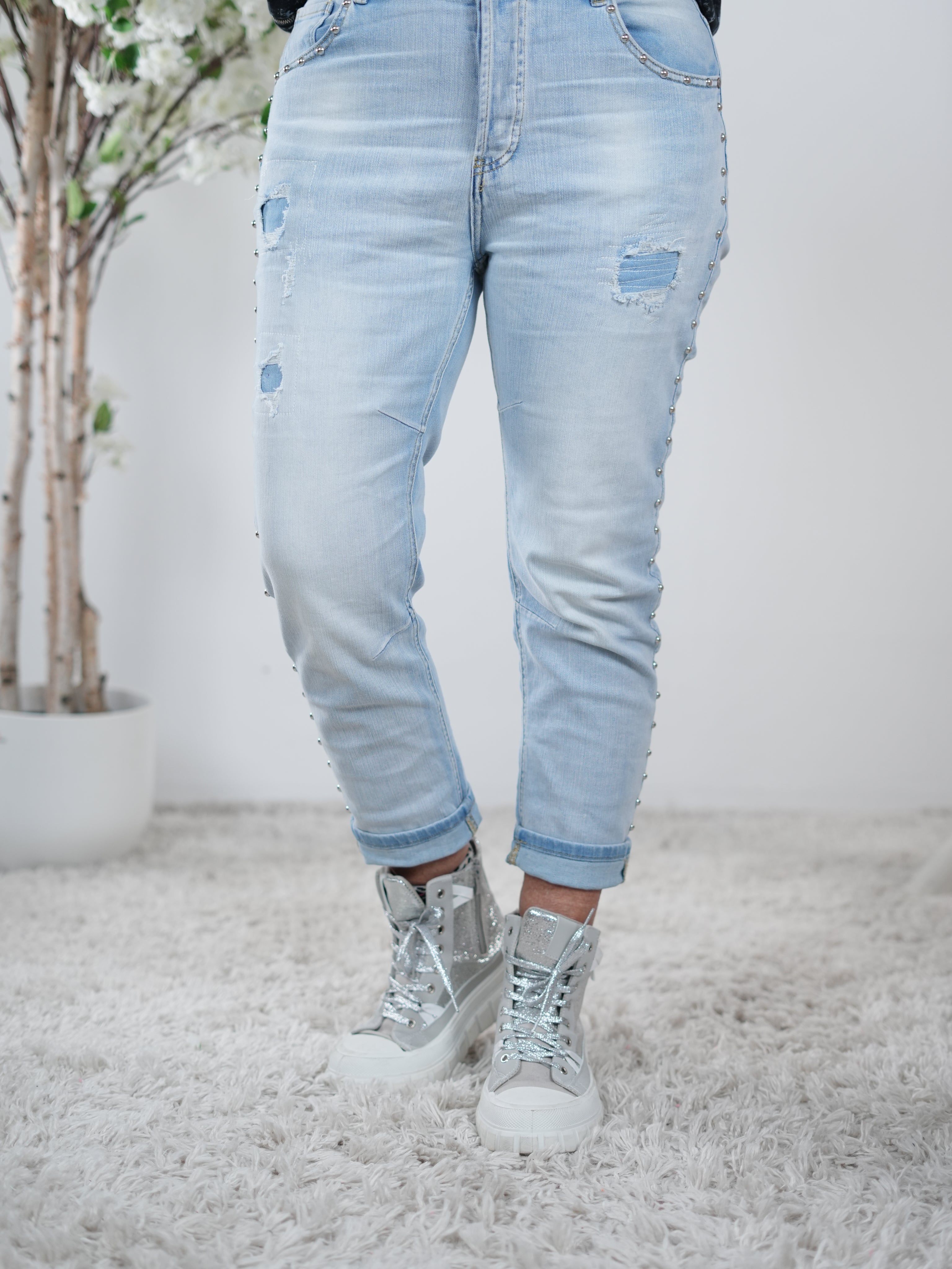 helle Jeans mit Nieten verziert