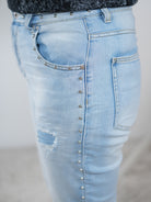 helle Jeans mit Nieten verziert