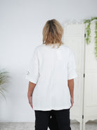 Hingucker Shirt mit Nieten, Print und destroyed Elementen