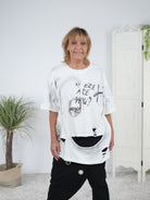 Hingucker Shirt mit Nieten, Print und destroyed Elementen