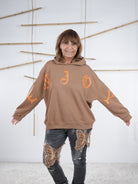 damen hoody mit orangenem Schriftzug und überschnittenem Arm, frontansicht 