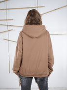 damen hoody in camel mit orangenem schriftzug, rückseite